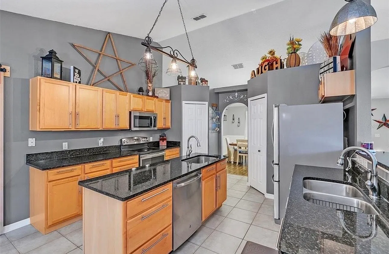 920 Westcliffe Dr — Photo 2