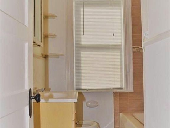5th image of 69 Goddard St #2