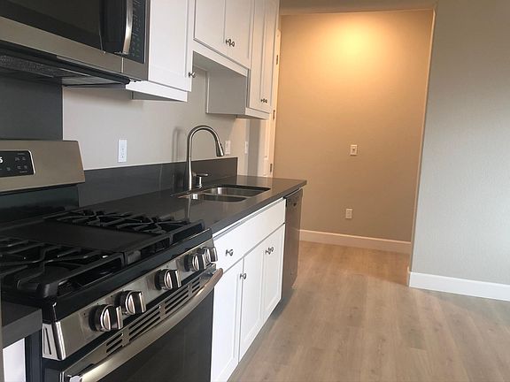 5th image of 623 W Warren Dr