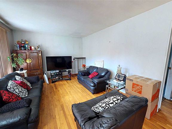 4th image of 81 Walton St