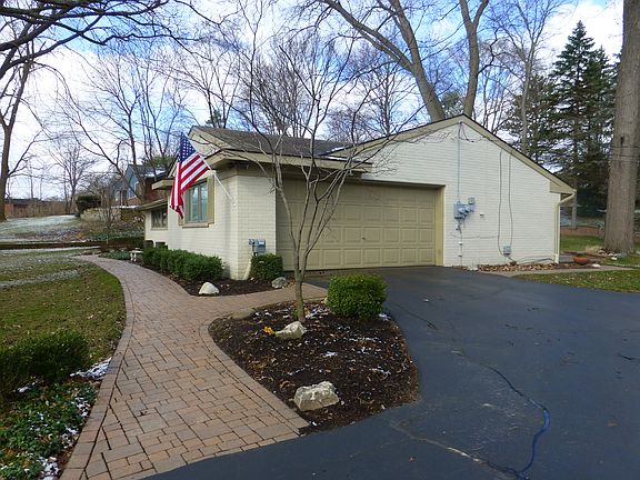 3rd image of 2920 Stoneyridge Dr