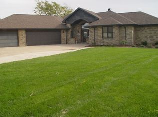 1057 Crestview Dr, Wrightstown, WI 54180