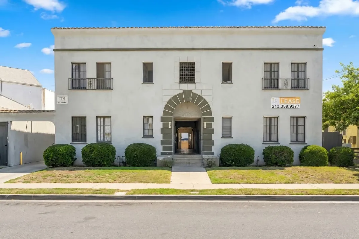 Building Photo - 406 S Grevillea Ave #6