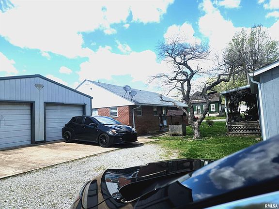 3rd image of 104 E Hawkins St