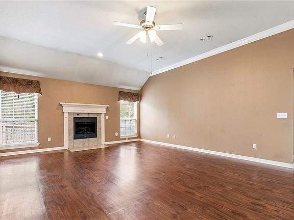 2nd image of 713 E Hilltop Dr