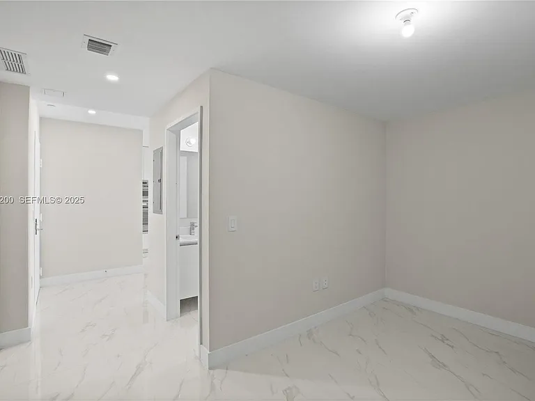 700 NE 24th St #602 — Photo 20