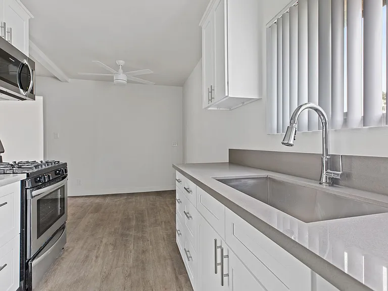 Tarzana Court Apartments — Photo 11