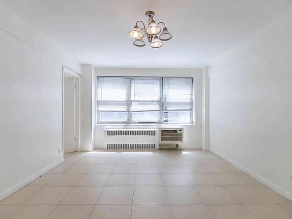 3rd image of 141 E 55th St APT 2C