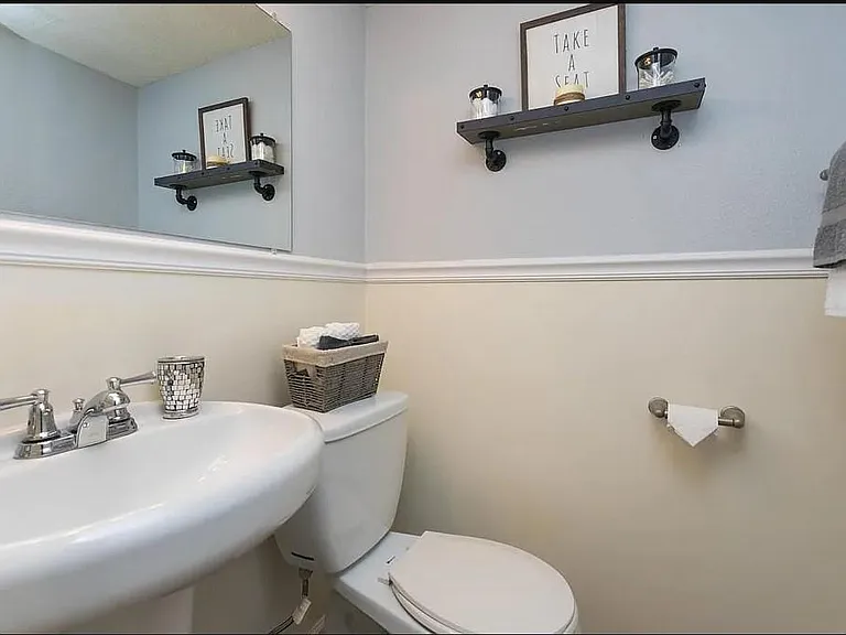 Colonial Townhouses — Photo 7