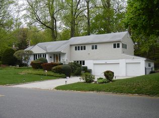 60 Chestnut Dr, Roslyn, NY 11576