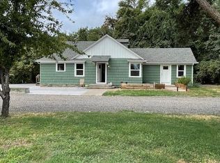 377 Pelton Ln, Gold Hill, OR 97525