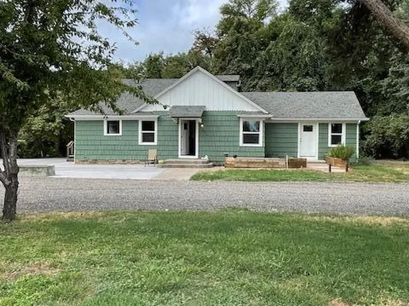 377 Pelton Ln, Gold Hill, OR 97525