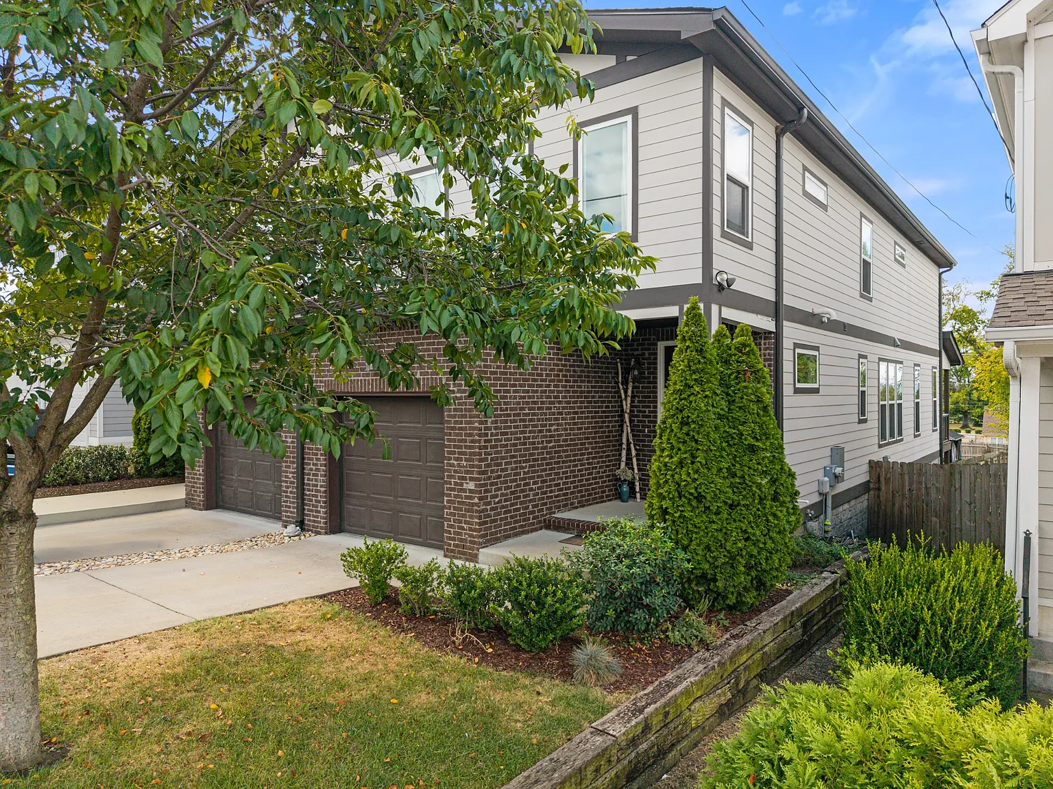 3 bed, 2.5 bath, 2023 sqft, $3,200 — Photo 3