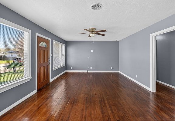 3rd image of 3223 Topeka St