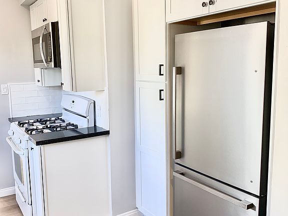 Lots of storage in kitchen