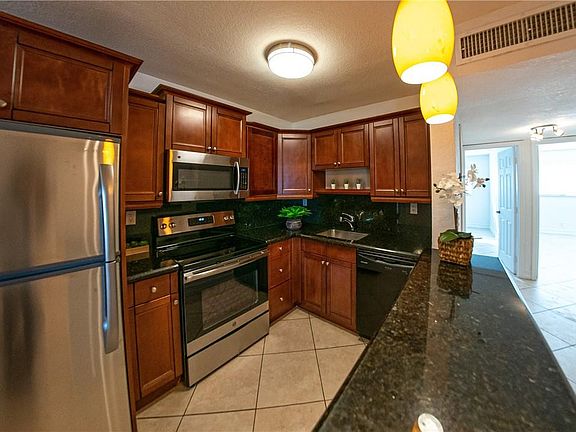 3rd image of 4051 NE 13th Avenue #71-3