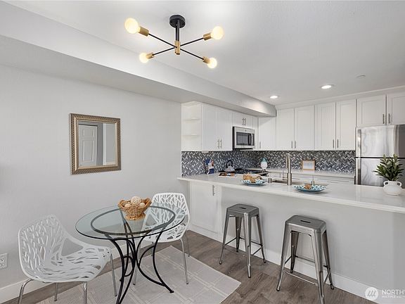 4th image of 3022 SW Bradford St #2