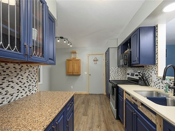 3rd image of 5428 Glenhill Ave NE