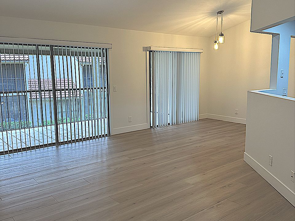 Living Room/Dining