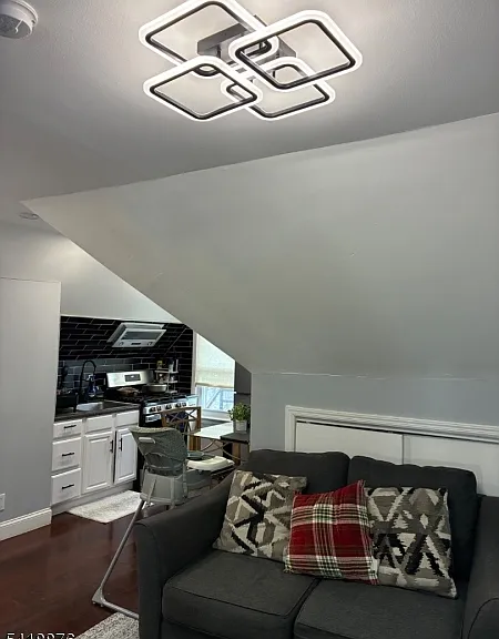 925 South St — Photo 2