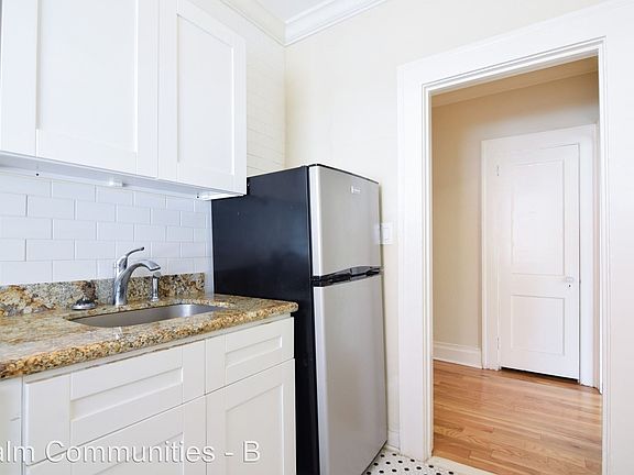 3rd image of 615 W Horatio St APT 04
