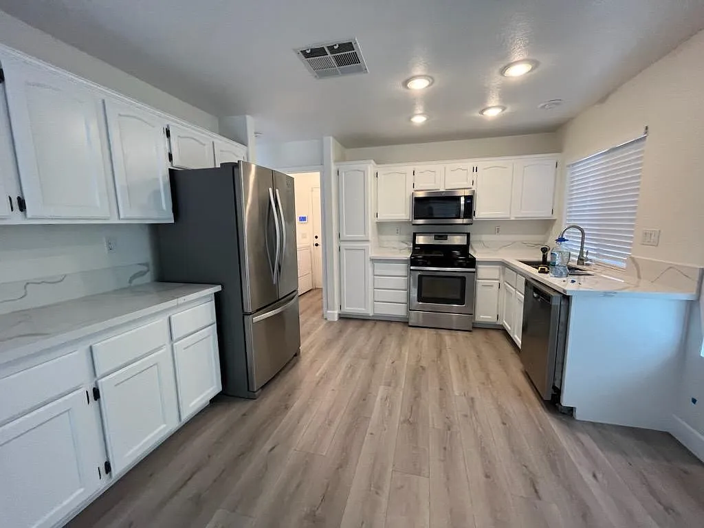 3 bed, 2.5 bath, 1517 sqft, $2,095 — Photo 2