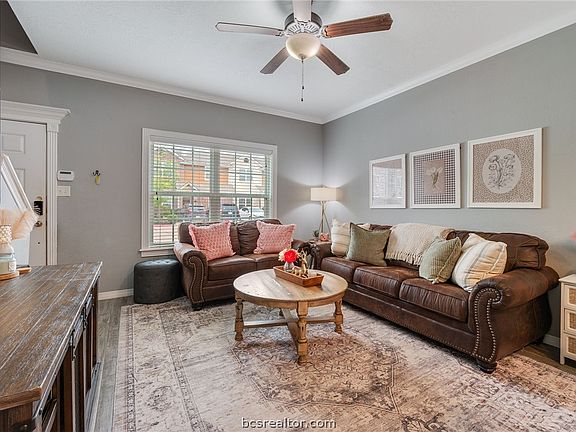 2nd image of 301 Sw Pkwy #322