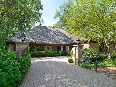 3017 Iroquois Rd, Wilmette, IL, 60091