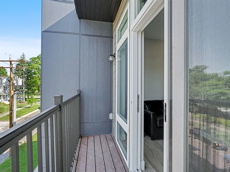 512 W Clark St — Photo 48