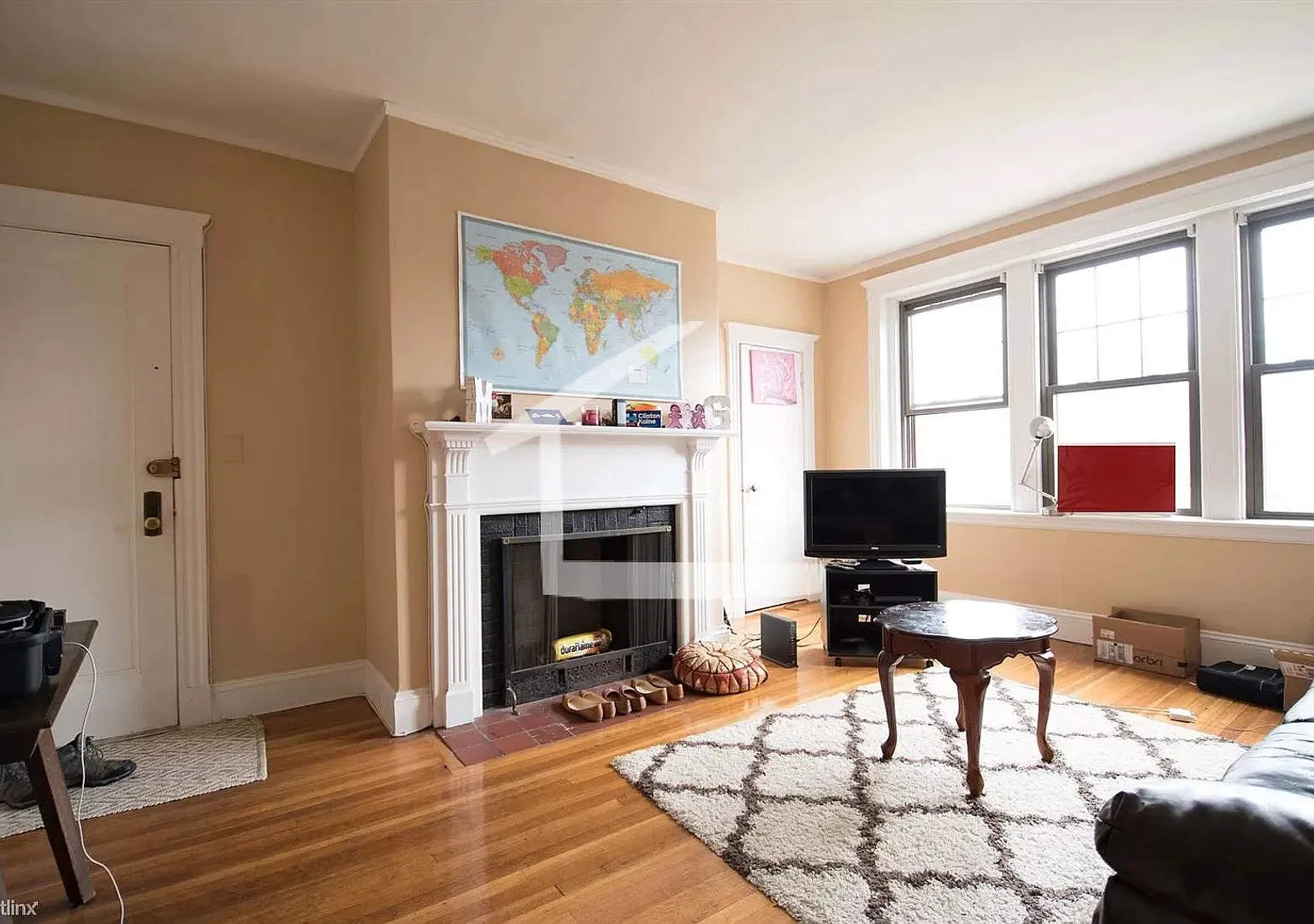 Renovated. Now with 'metal-object' in living room — Photo 1