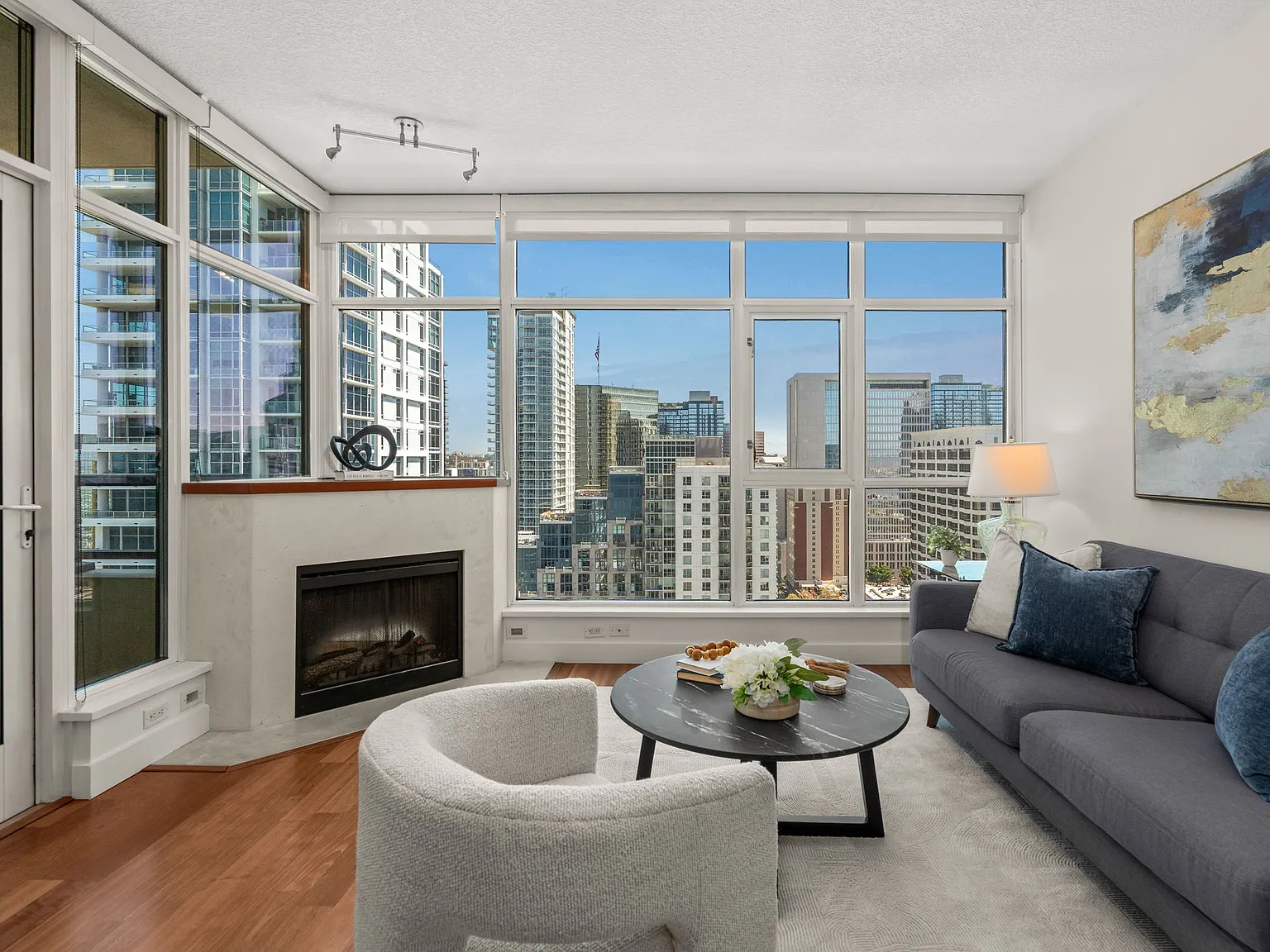 1 bed, 1.5 bath, 899 sqft, $4,000 — Photo 1