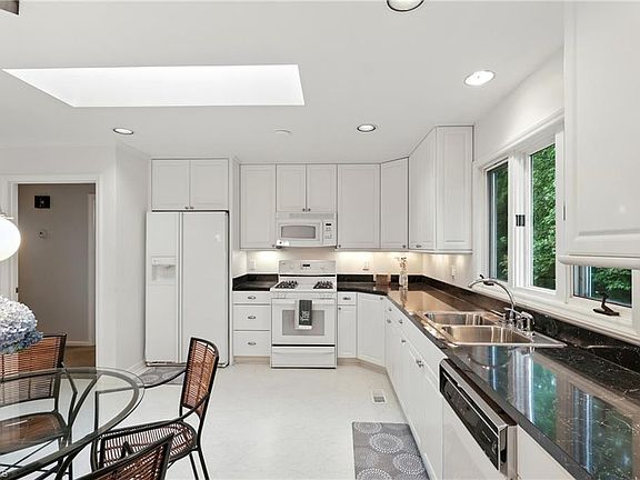 3rd image of 633 Huntington Dr