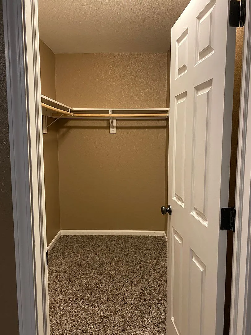 3 Bedroom 2 1/2 Bath Twin Home Sorry No Pets — Photo 3