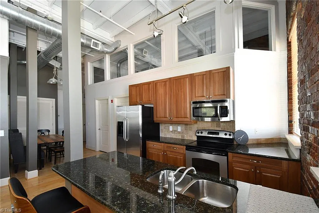 2 bed, 1209 sqft, $1,800 — Photo 2