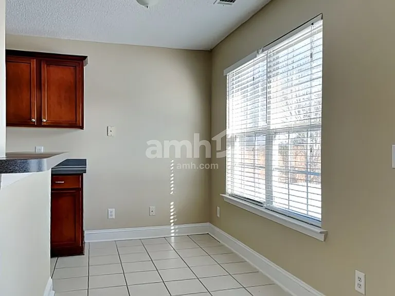738 Laurel Hill Cir — Photo 5