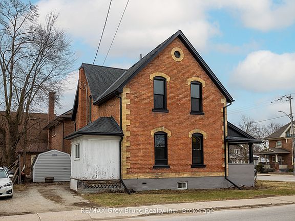 4th image of 902 2nd Ave W