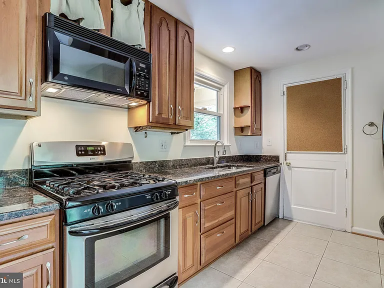 5225 Old Dominion Dr — Photo 3