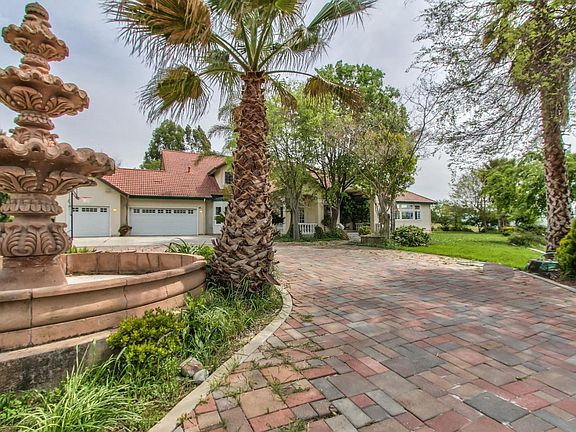 3rd image of 845 Foxhill Cir