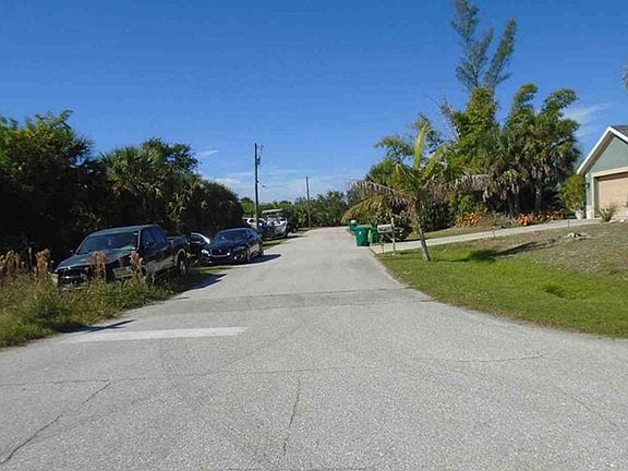 Exterior Neighborhood (street photo)