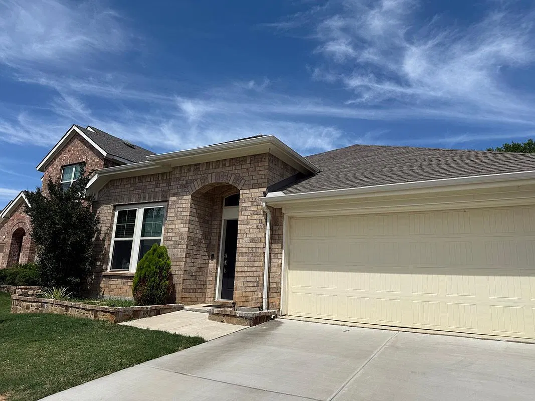 3 bed, 2.0 bath, 2249 sqft, $2,800 — Photo 1