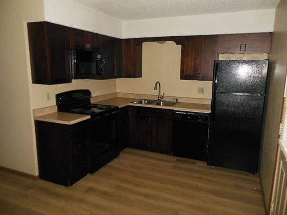 5th image of 609 NE English Manor Dr