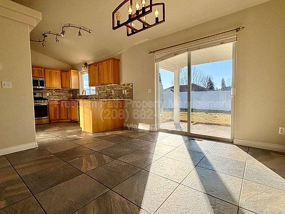 5th image of 594 W Ashworth Ln