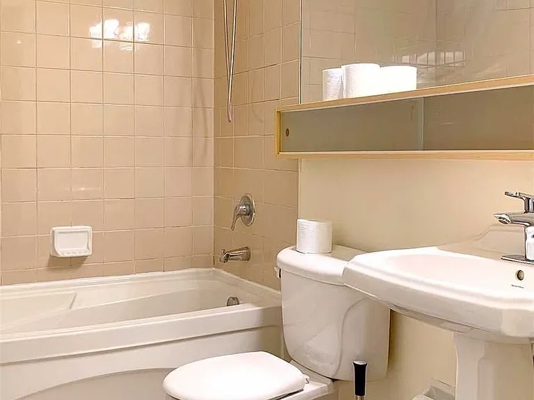 85 Bloor St E #908 — Photo 10