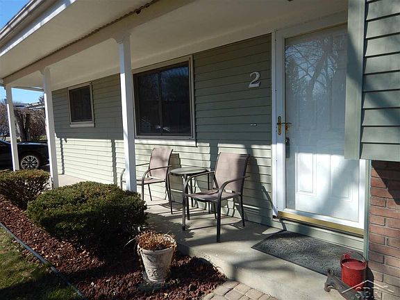 3rd image of 2 Roethke Ct