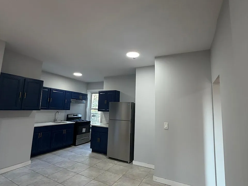 515 W 7th St #402