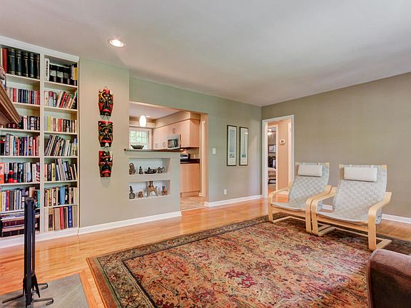 5th image of 310 Elmwood Dr