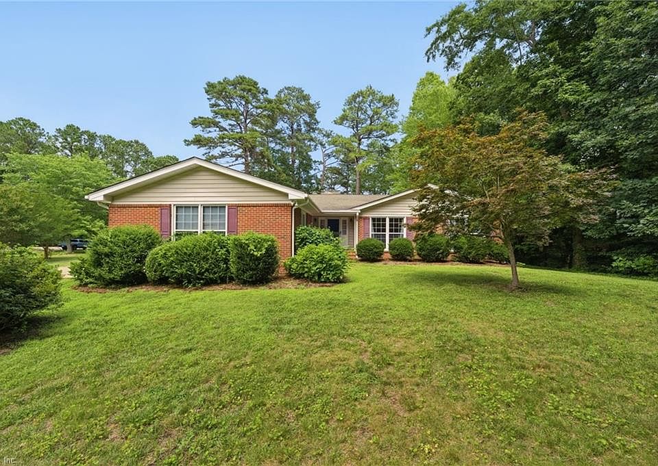 1st image of 404 W Woodland Dr