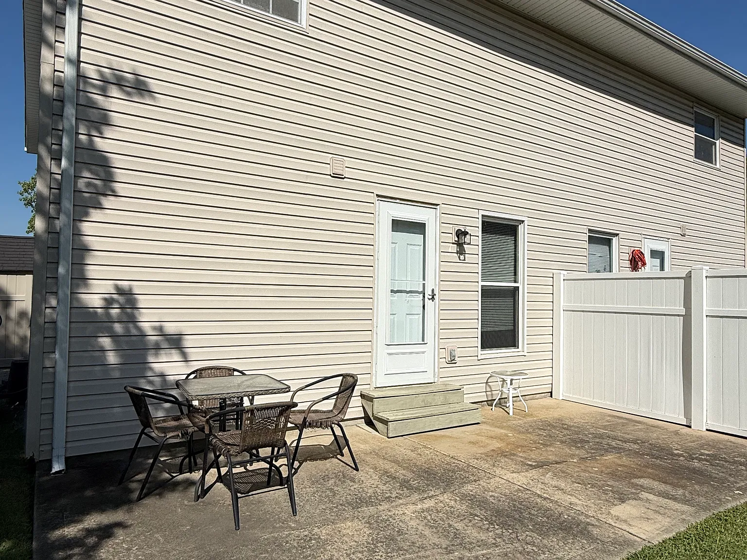 3 bed, 1.5 bath, 1300 sqft, $1,725 — Photo 2