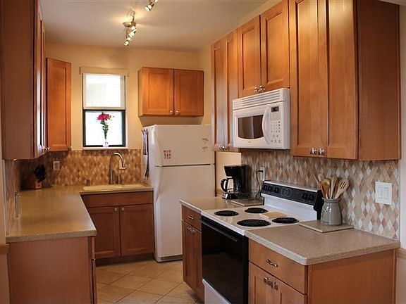 3rd image of 3945 Burwood Ave
