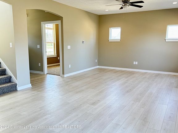 4th image of 556 W Wildwood Dr